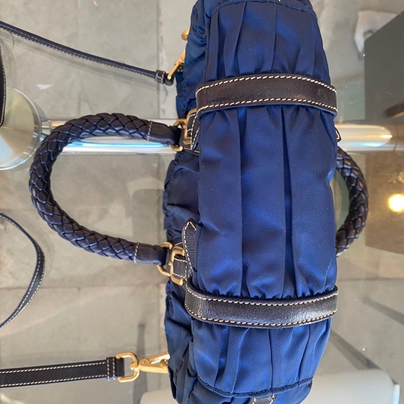 SOLD!!! PRADA 😍 Tessuto Gaufre Shoulder Bag - Picture 4 of 12